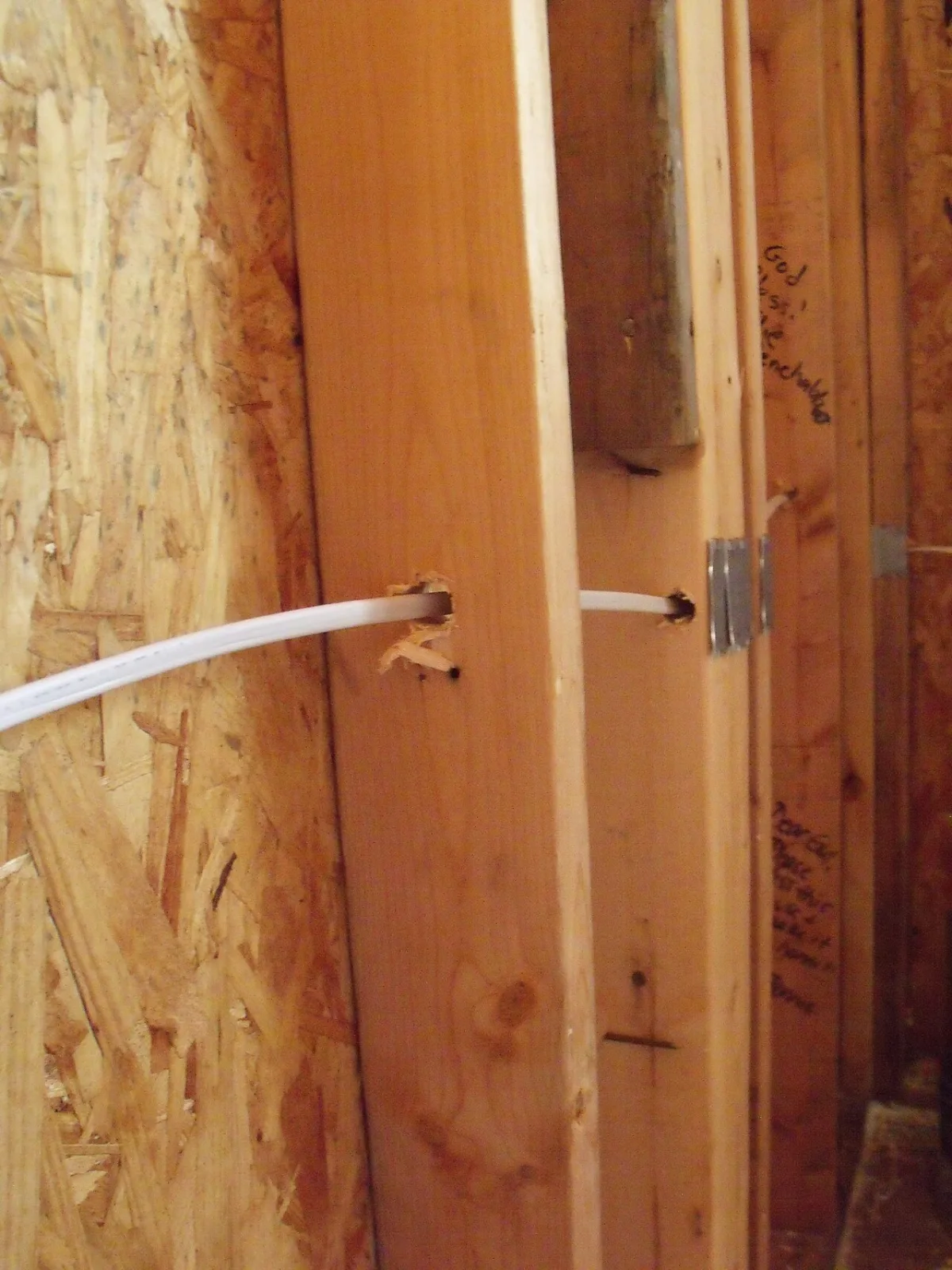 Elektrische bedrading aangelegd door houten wandregels tijdens de ruwbouwfase van een woning
